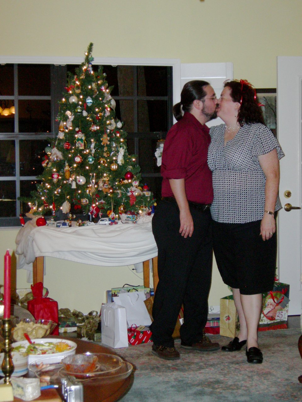 Ben and Cynthia kissing by the tree