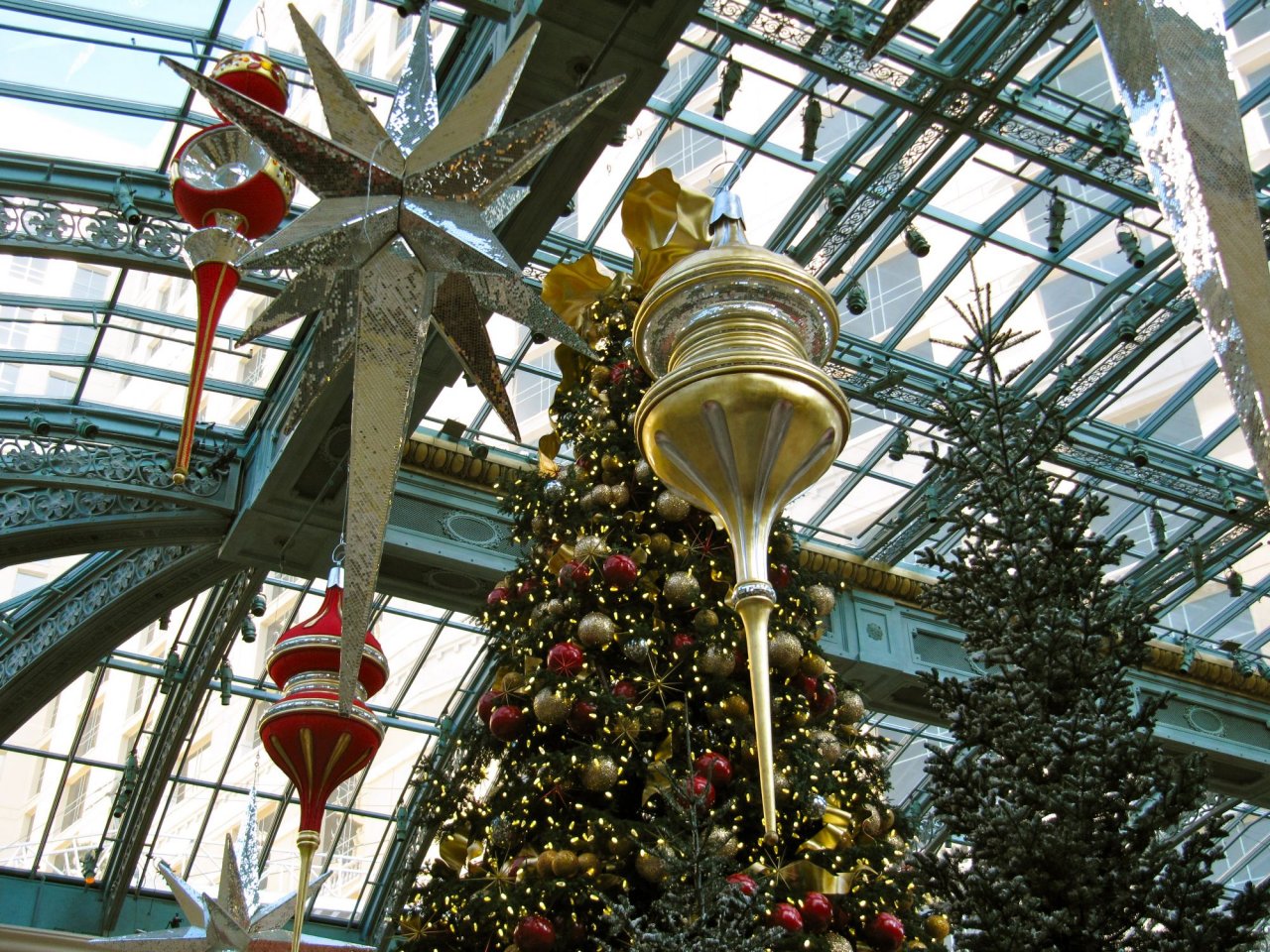 Bellagio conservatory: ornaments hanging from the ceiling