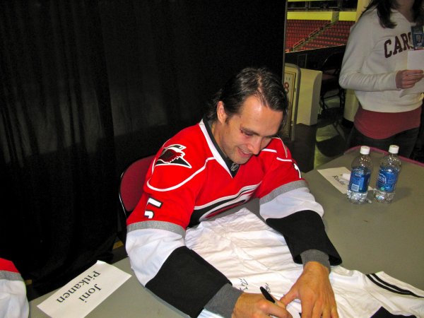 Ruutu signing a shirt