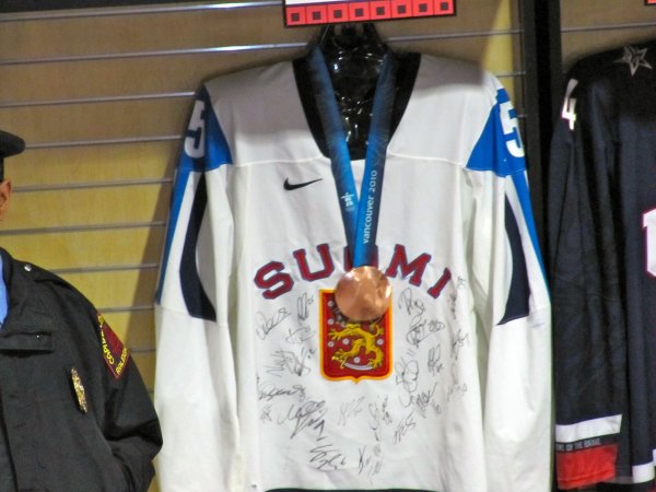 Ruutu's Bronze, signed by team Finland
