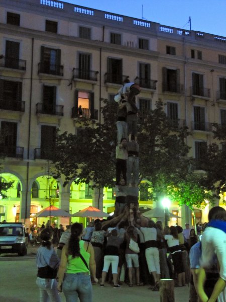 a torre (2 people per level) with 3 levels above the base