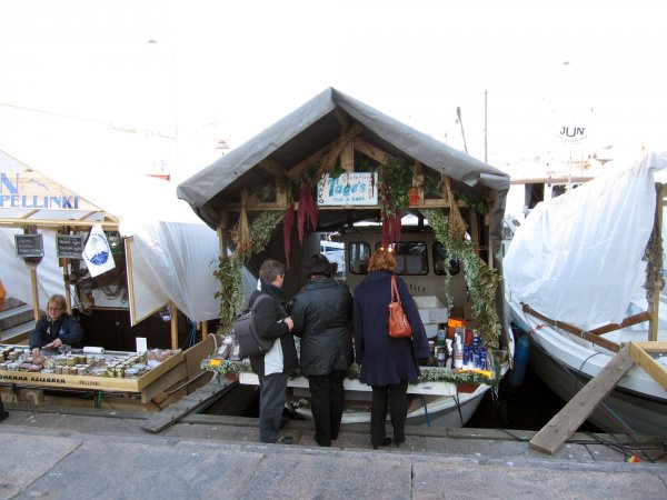 Lots of interesting little boats docked right up to the edge, with shops set up.