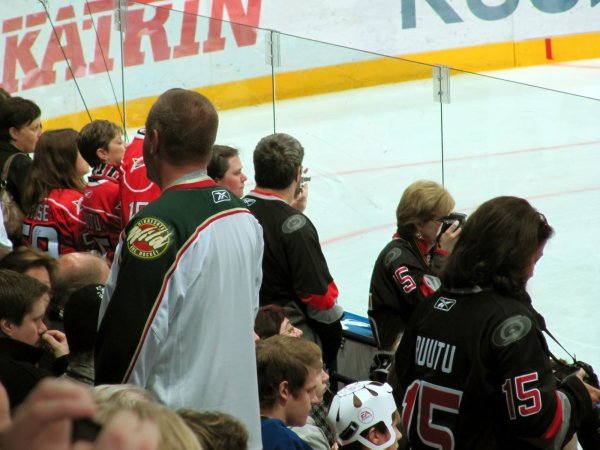 Caniacs taking pics at the glass